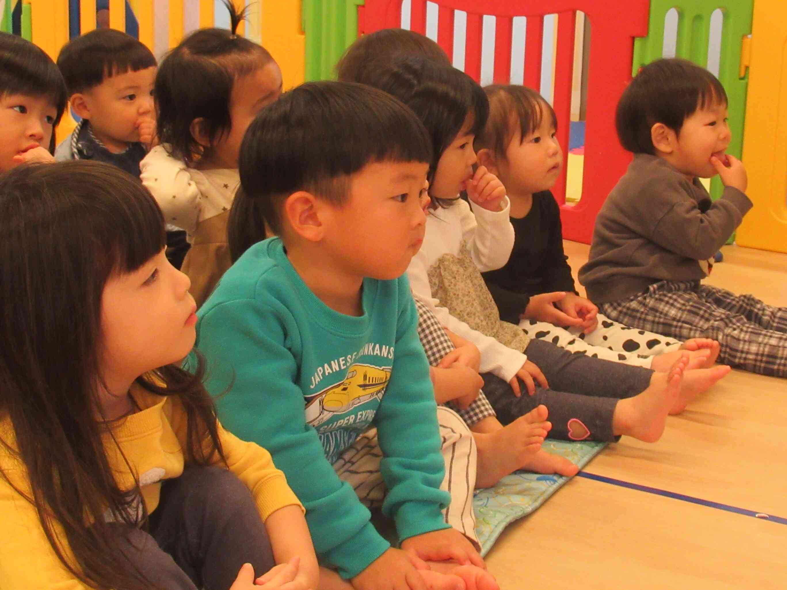 ハロウィンのパネルシアターを真剣に見ています。