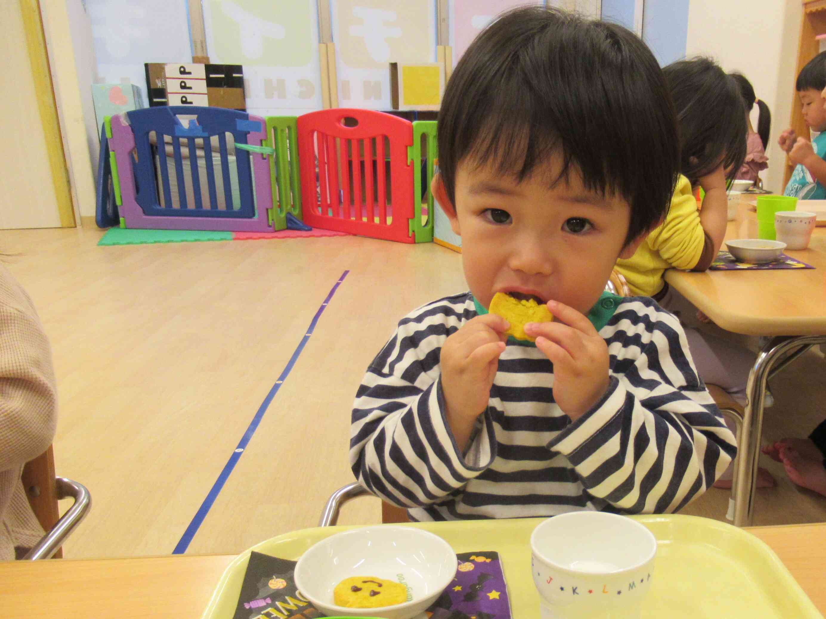 おやつはかぼちゃのクッキーです!おいしいね!!