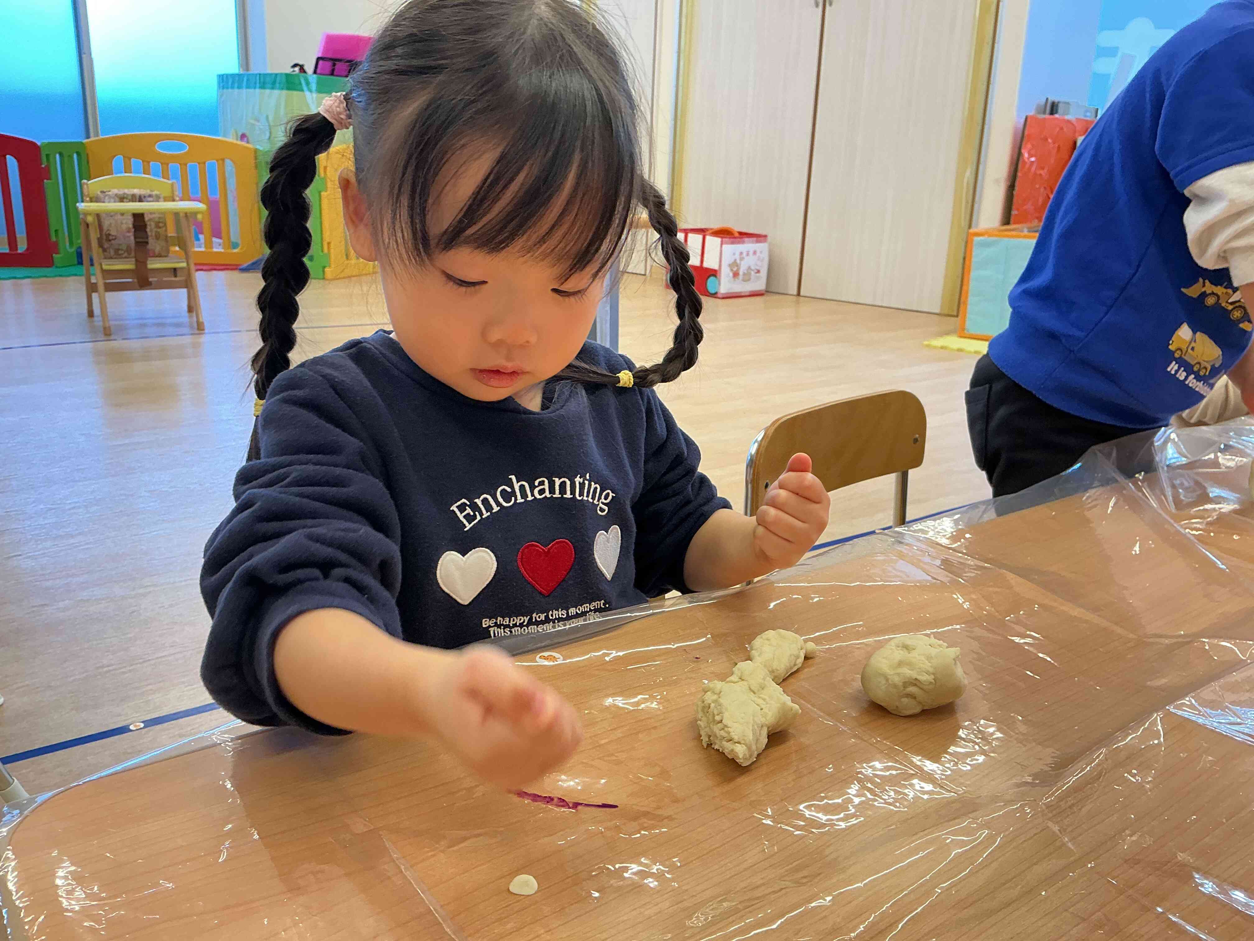 ついたおもちを丸めています