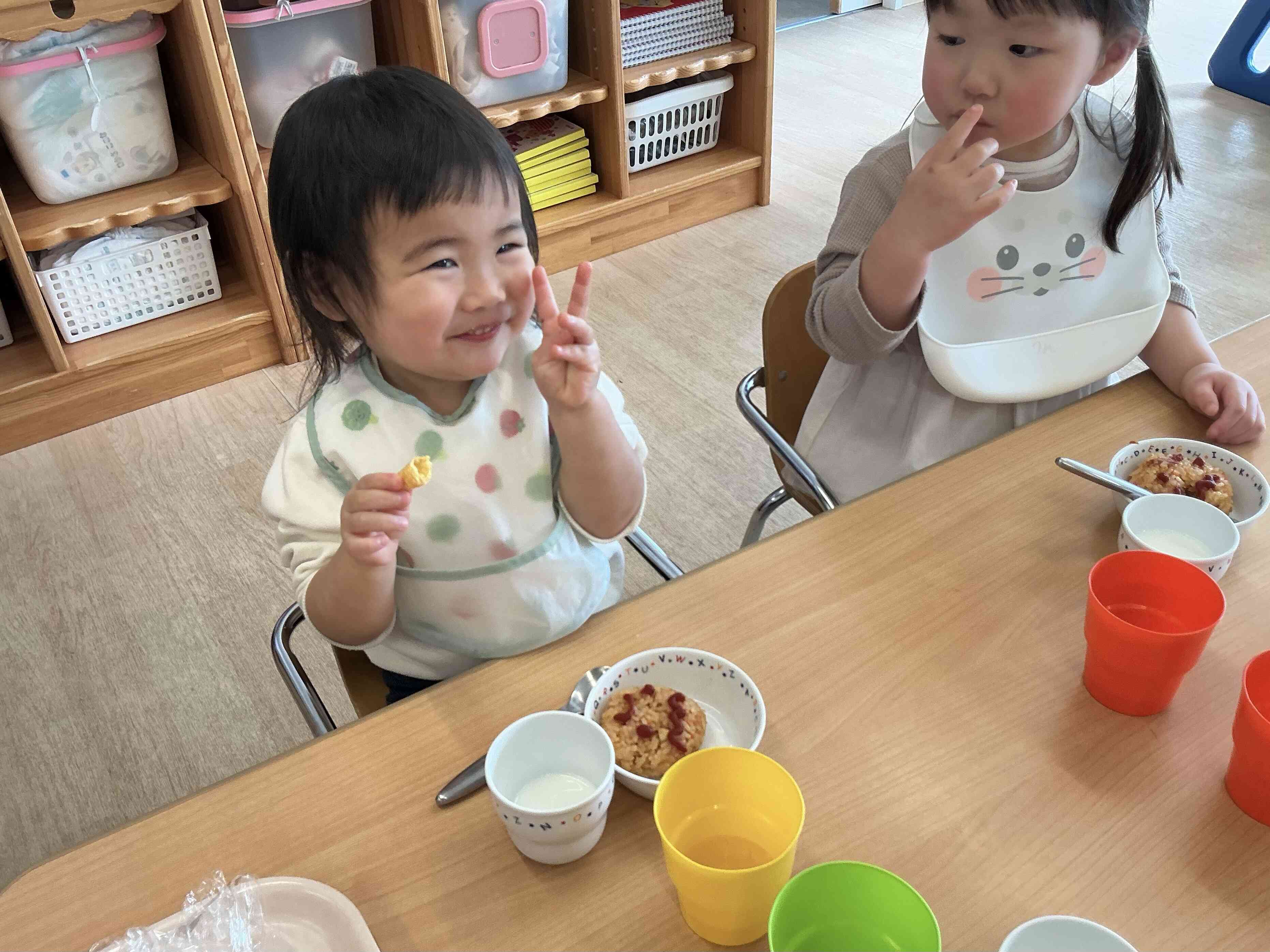 おやつはおにのケチャップライスです。