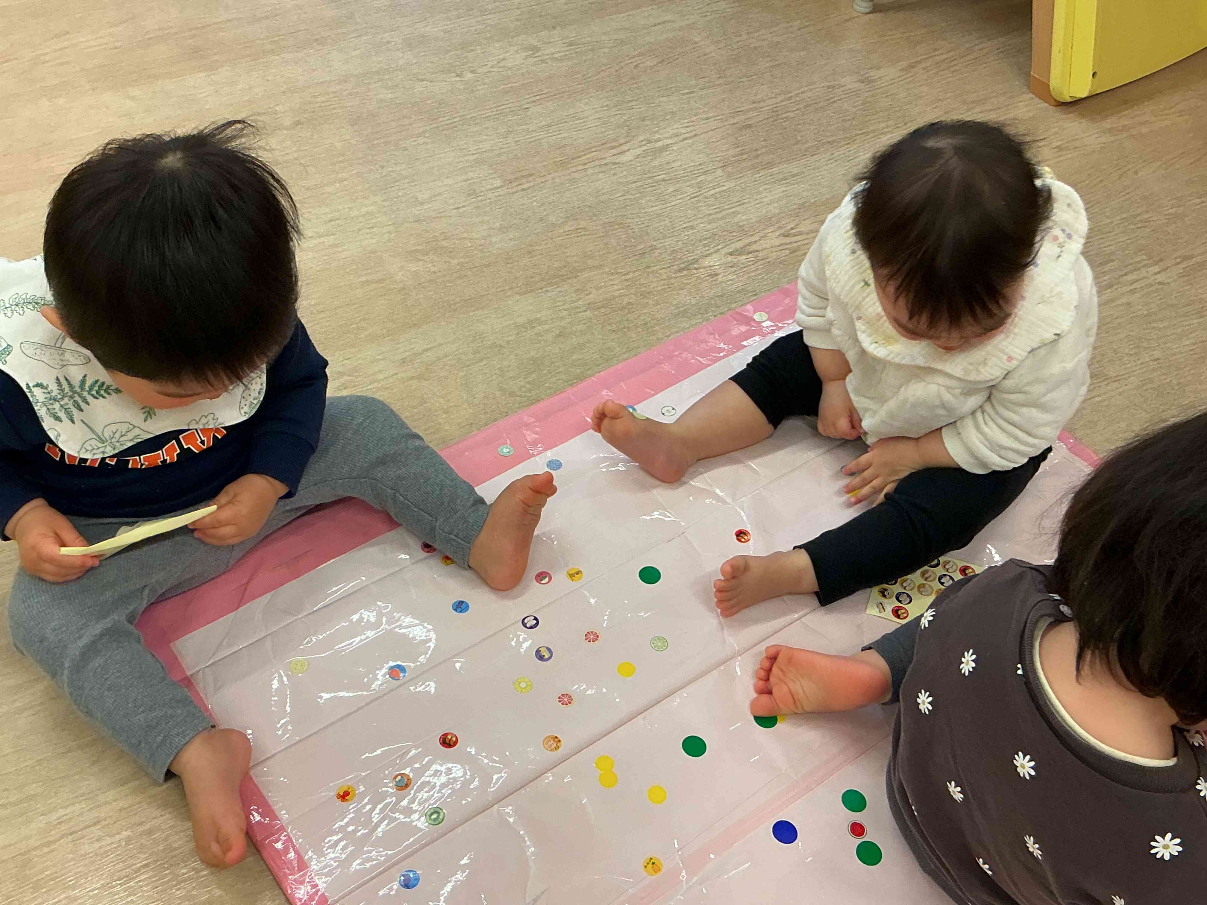 みんなでペタペタ…