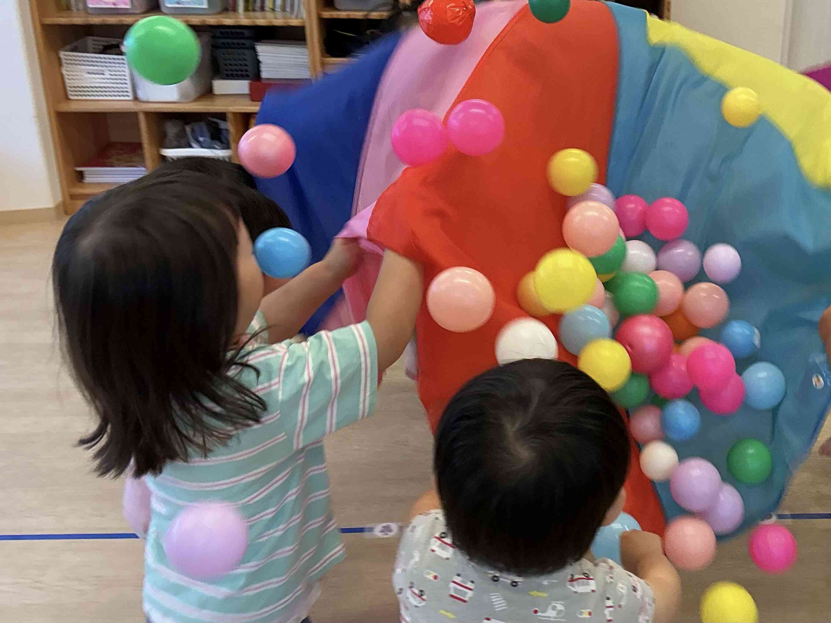今度はカラーボールを乗せてパラバルーンをしたよ‼︎