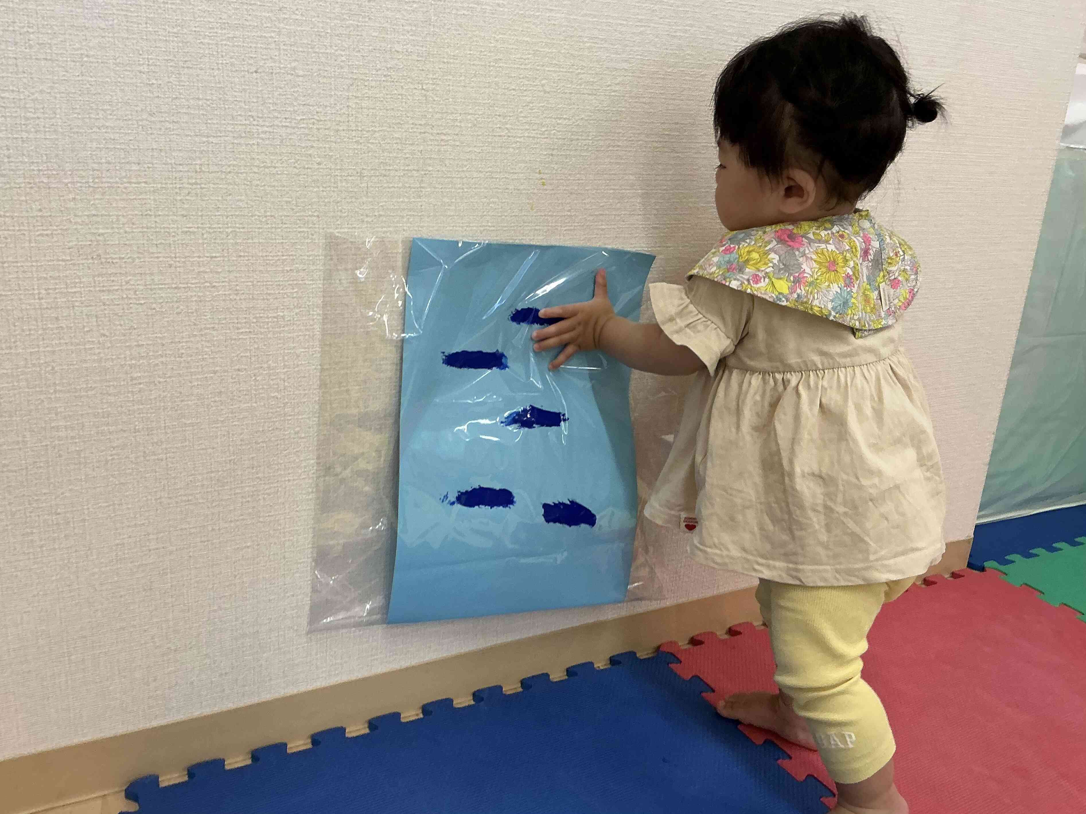 壁につけて…
