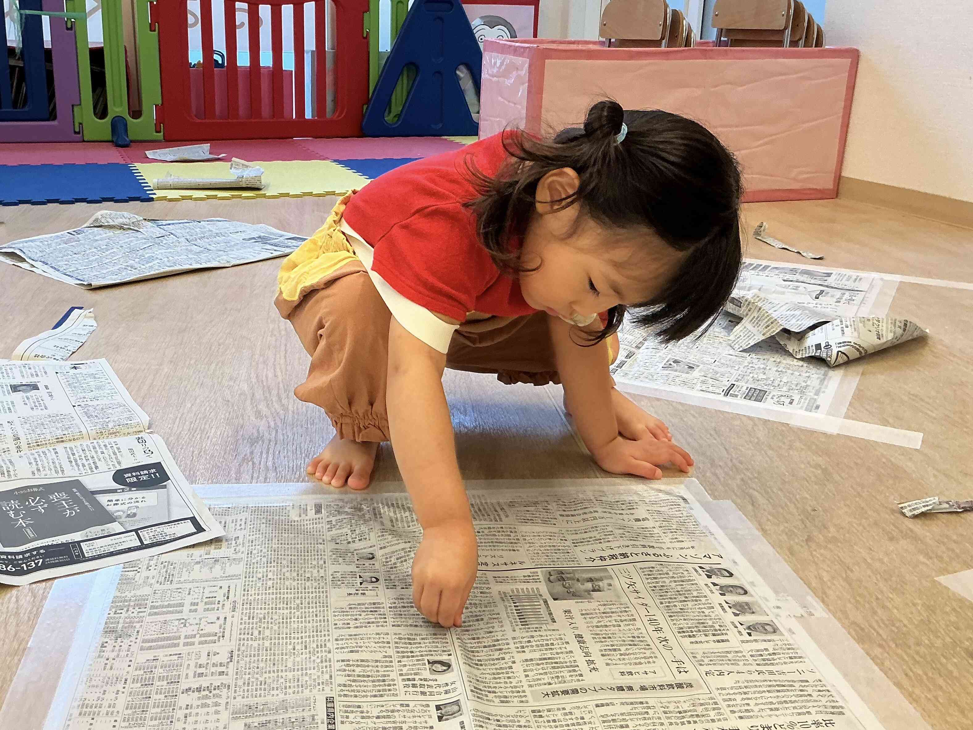新聞紙遊びと布遊び
