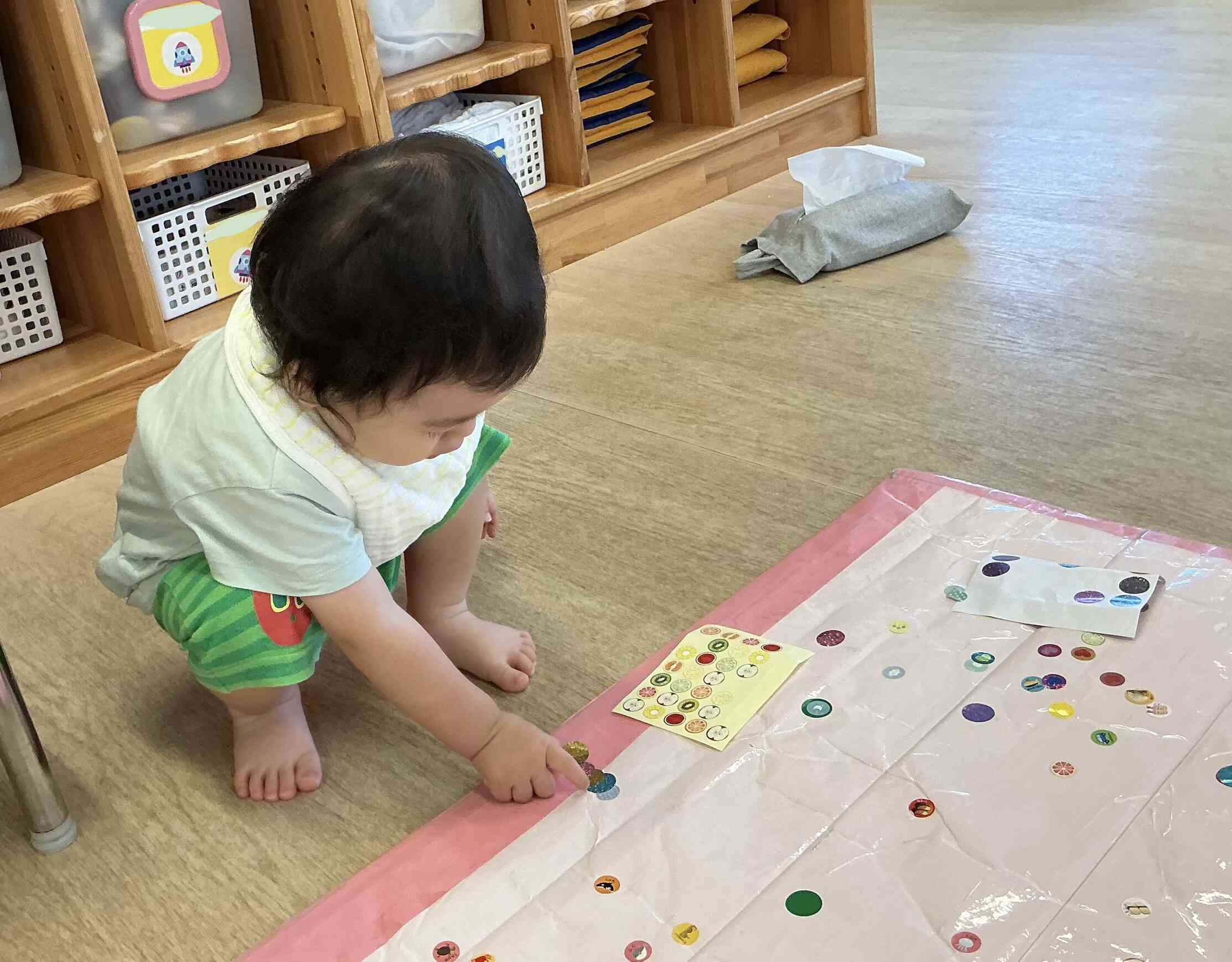 シールをペタ…