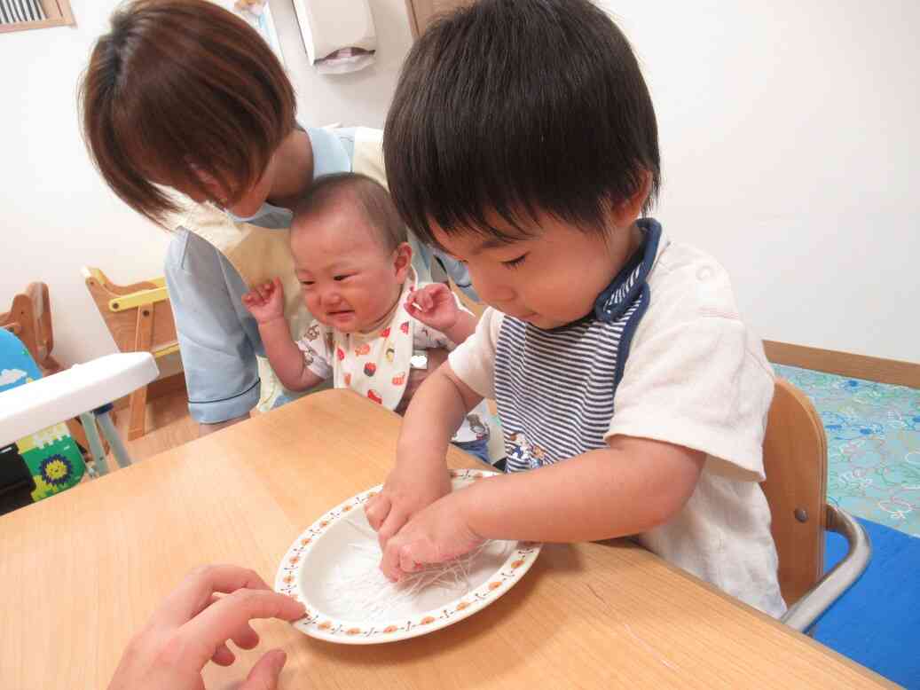 感触遊び～♪（はるさめ・あひる組）
