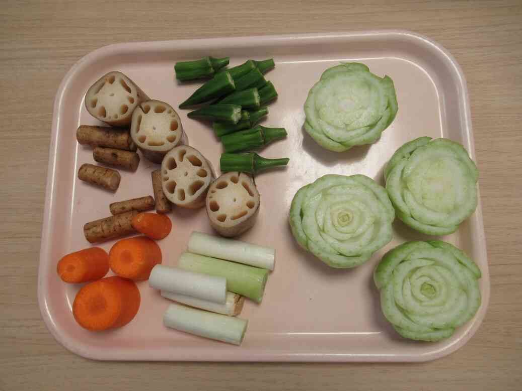 スタンプに使ったお野菜は…チンゲンサイ、オクラ、レンコン、ニンジン、ゴボウ、白ネギです！！