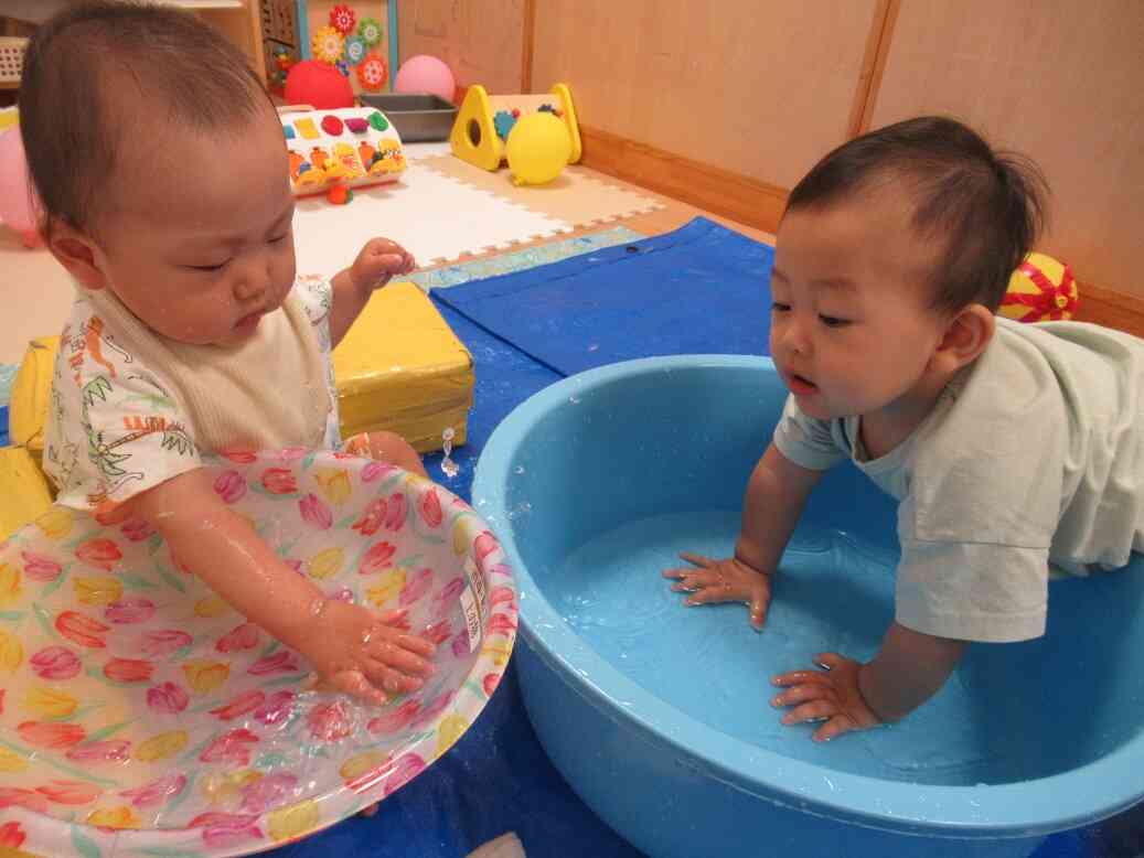 お水の感触、楽しいね～♪