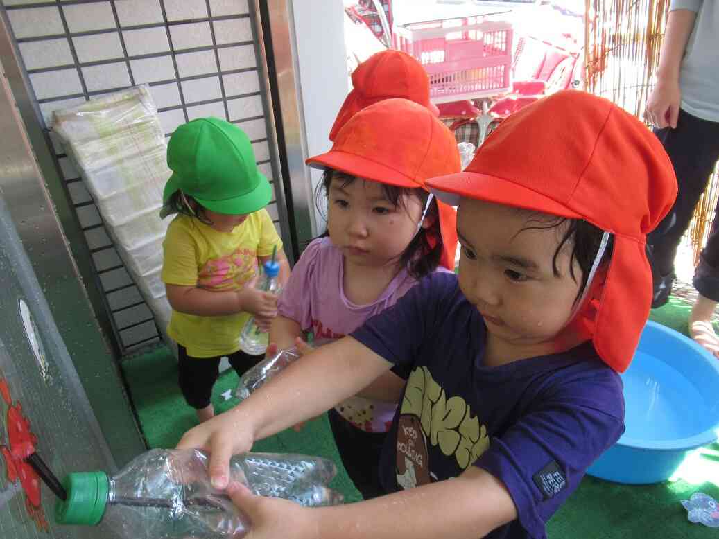 水鉄砲で的あて～☆真剣です！！