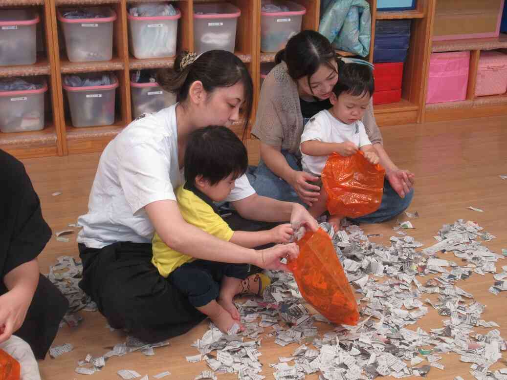 ヒラヒラの新聞紙を集めて~♪