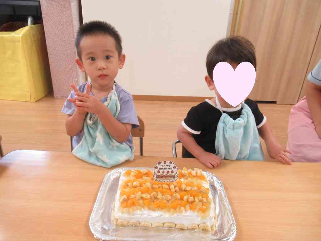 今日のおやつは「ケーキ」でしたよっ!!