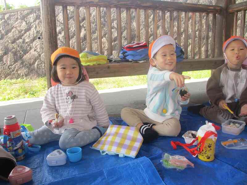 お外でみんなと食べると美味しいね!!