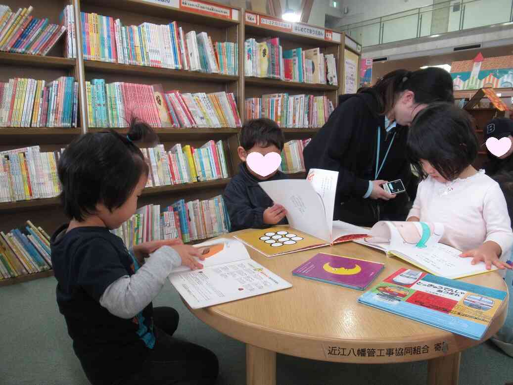 ゆっくり、じっくり♡好きな絵本を選んで・読んでいます!!