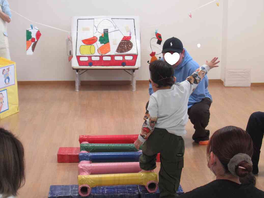 お次はサーキット!!お家の方と一緒に~♪はしご(平均台)を渡っていくよ☆