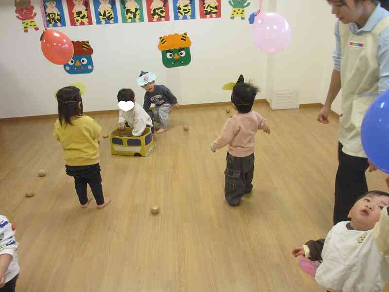 みんなでオニさん目掛けて、「オニは外~」「福は内~」