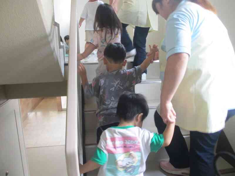 マンションの階段を…