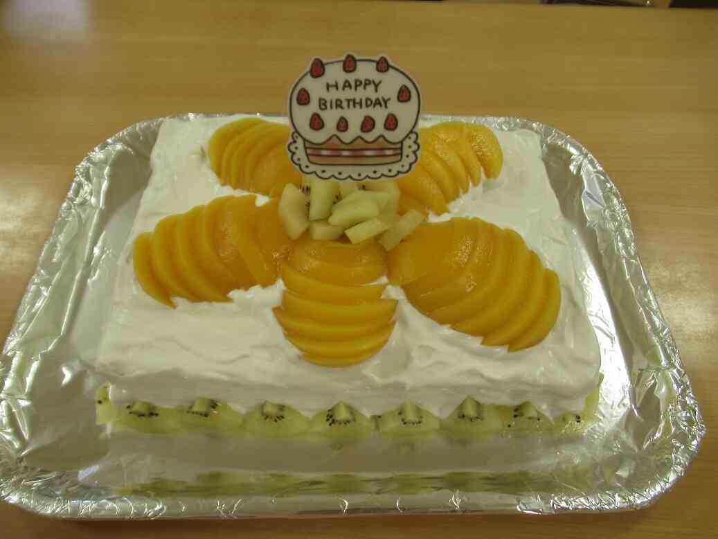 午後のおやつはお誕生日ケーキでした~♡