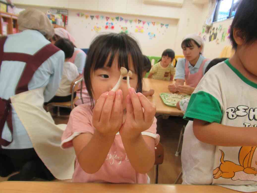 食育活動~♪(きのこちぎり)
