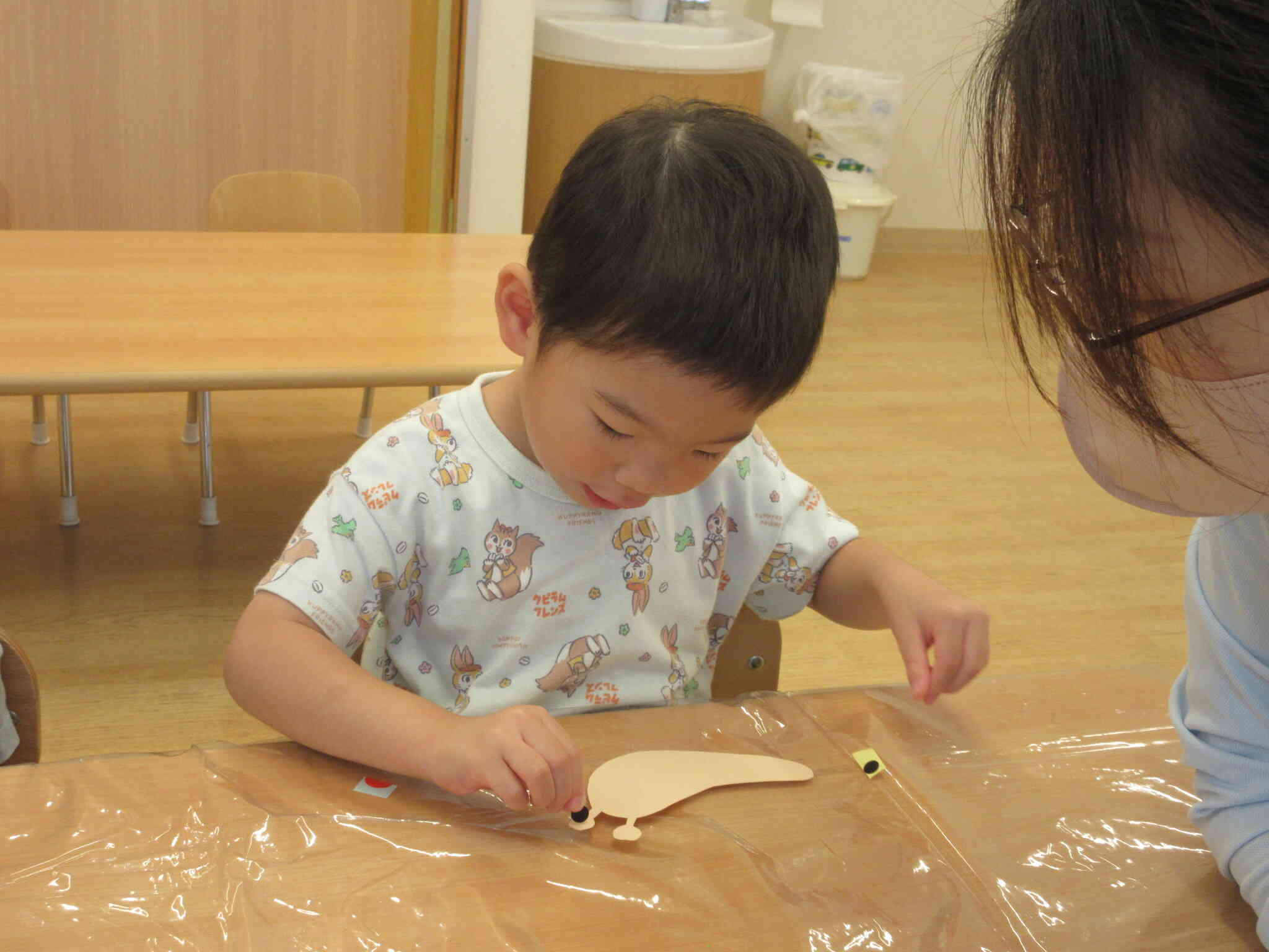 次はかたつむり作り。まずはかたつむりの目と口のシールを貼りました！シール貼りは得意な子どもたち！スイスイ進めていました☆