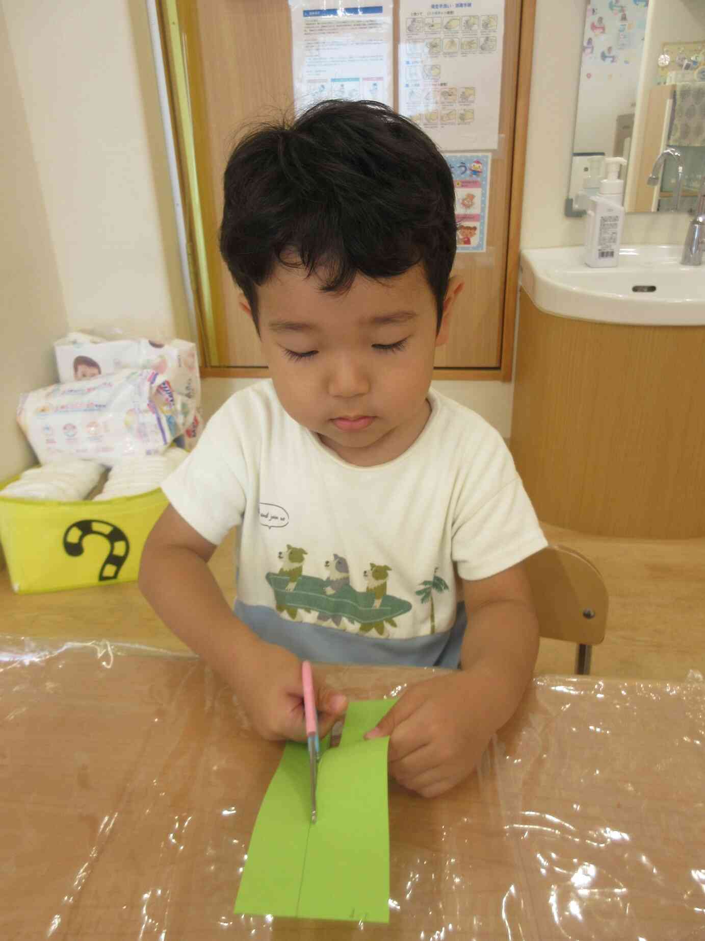 チョキチョキ、上手に出来るかな?