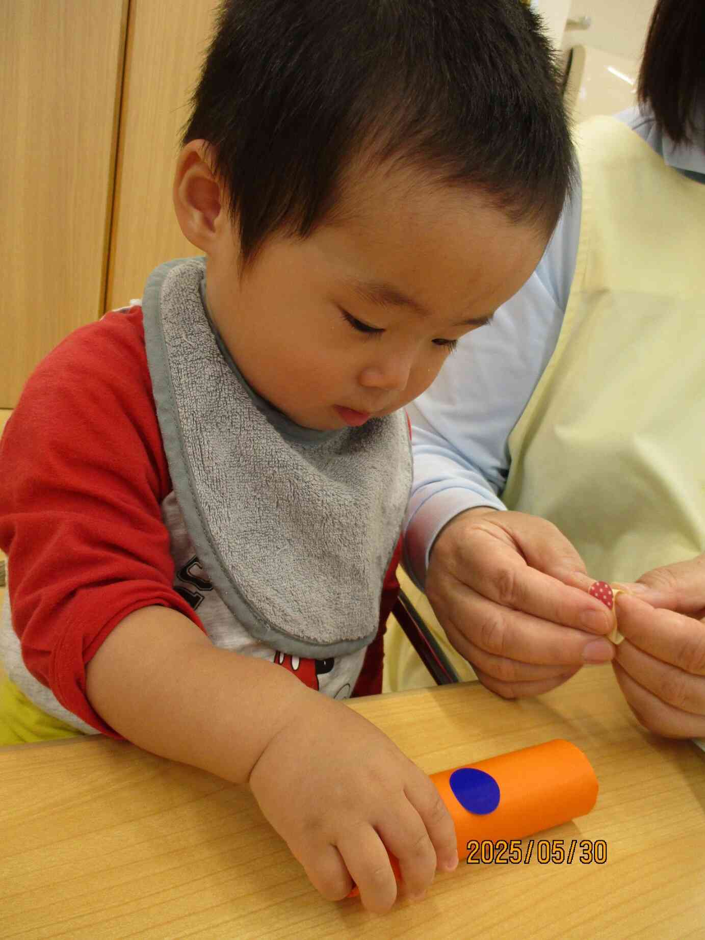 シールをペタペタ～♬