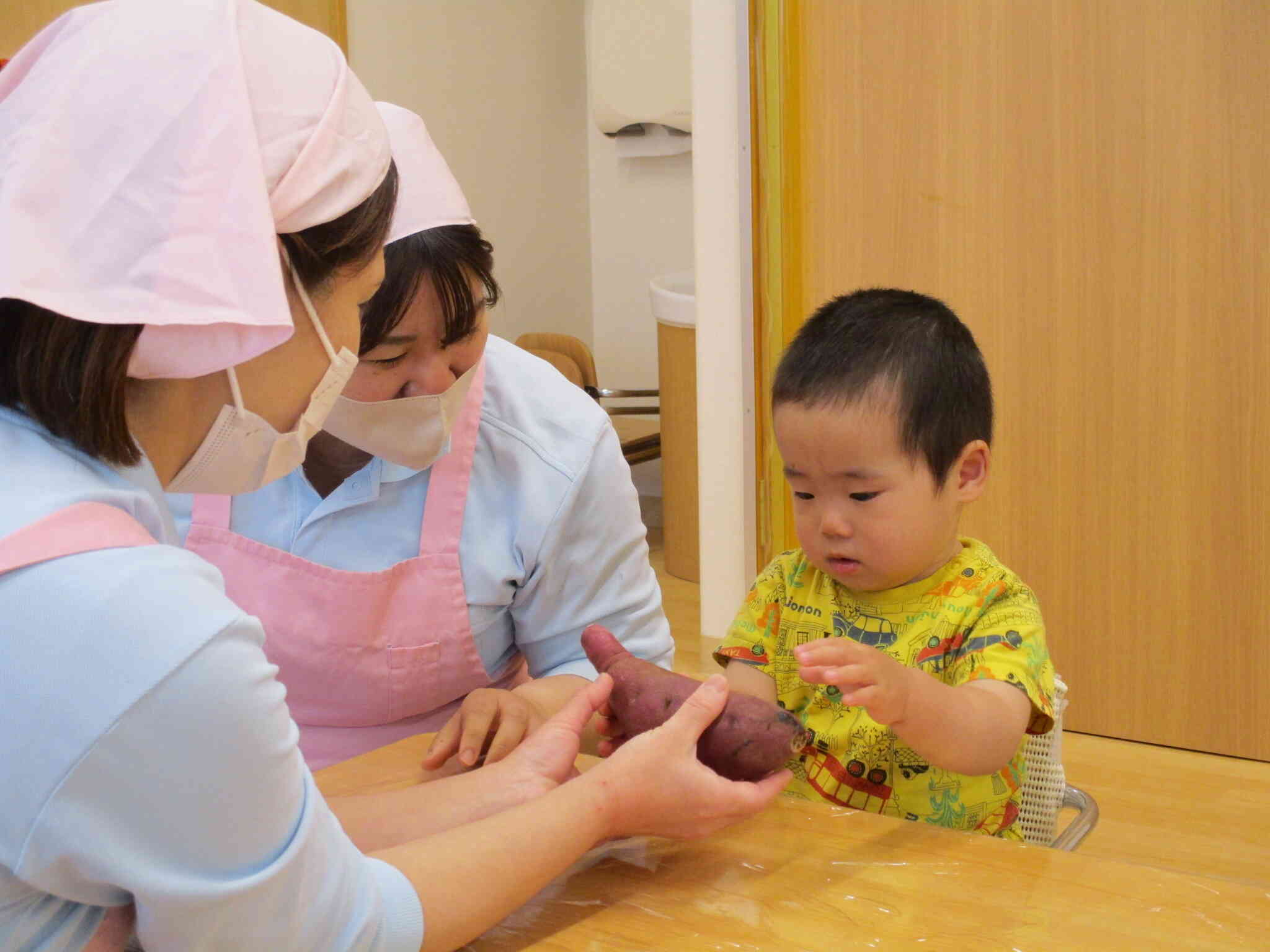 食育：おいもを触ったよ！