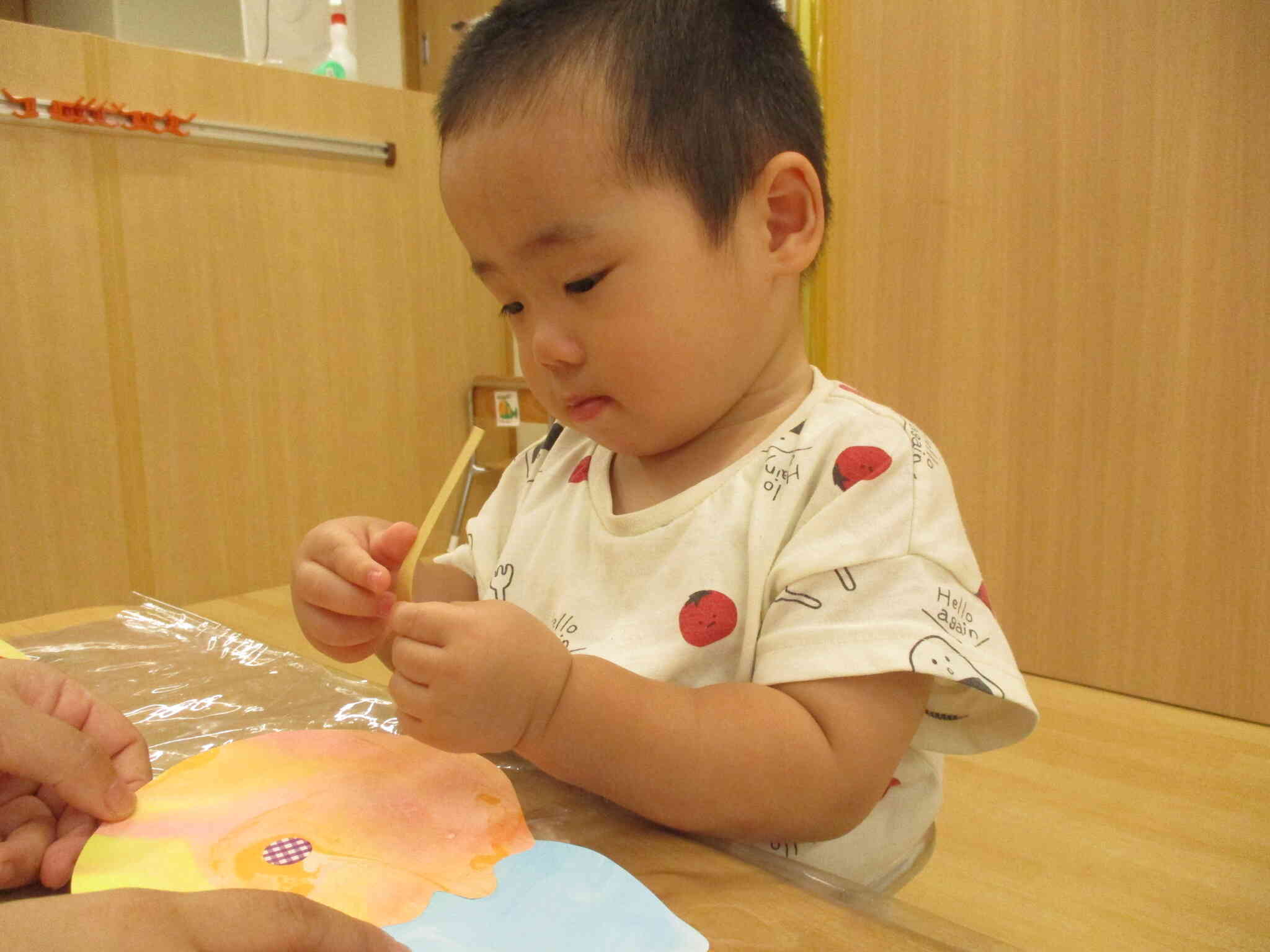 大好きなシール貼り！台紙からシールを剥がそうと頑張っていました☆