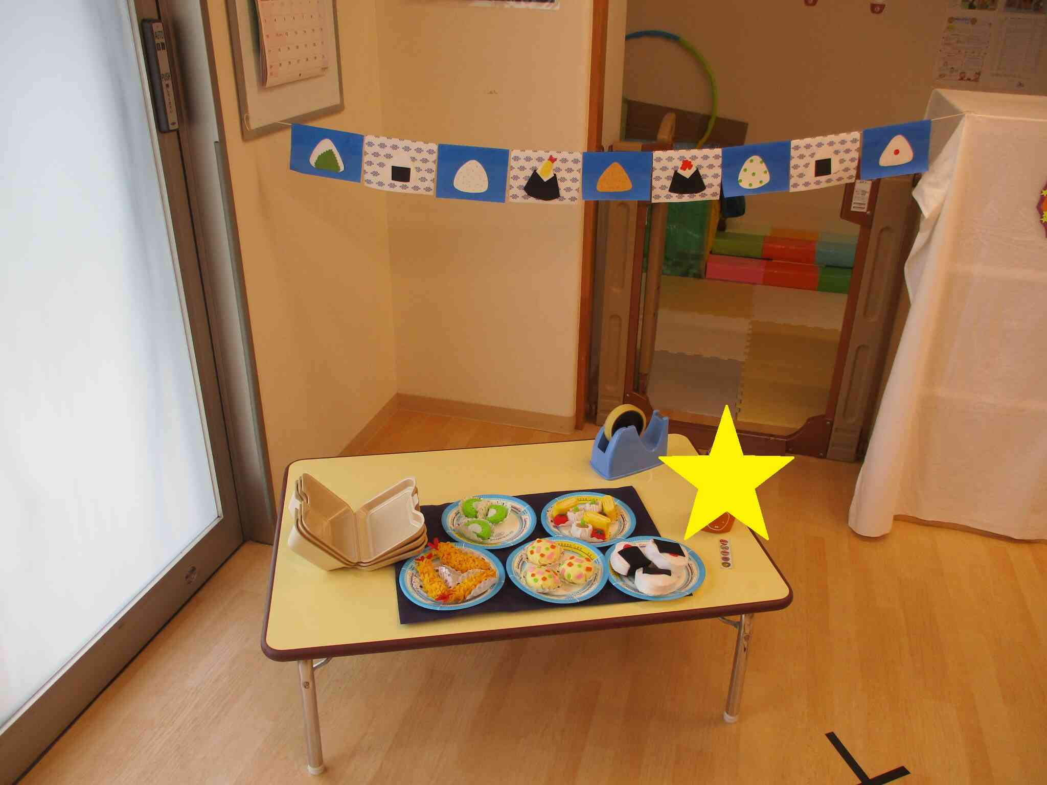 お弁当屋さんコーナー。自分で好きな具材を選んでお弁当箱の中に詰めました！おにぎりやおかずなどは先生の力作です！