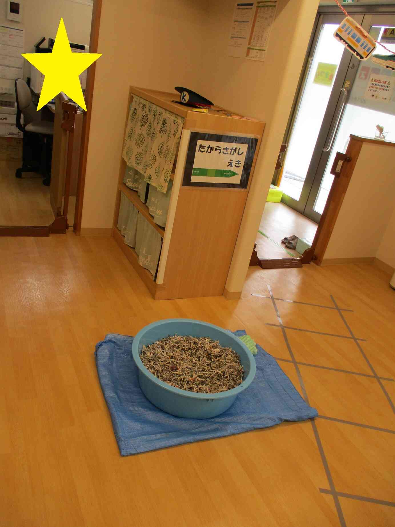 宝探しコーナー。ここではカードを選び、そのカードに描かれている新幹線を新聞紙の中から探しました。