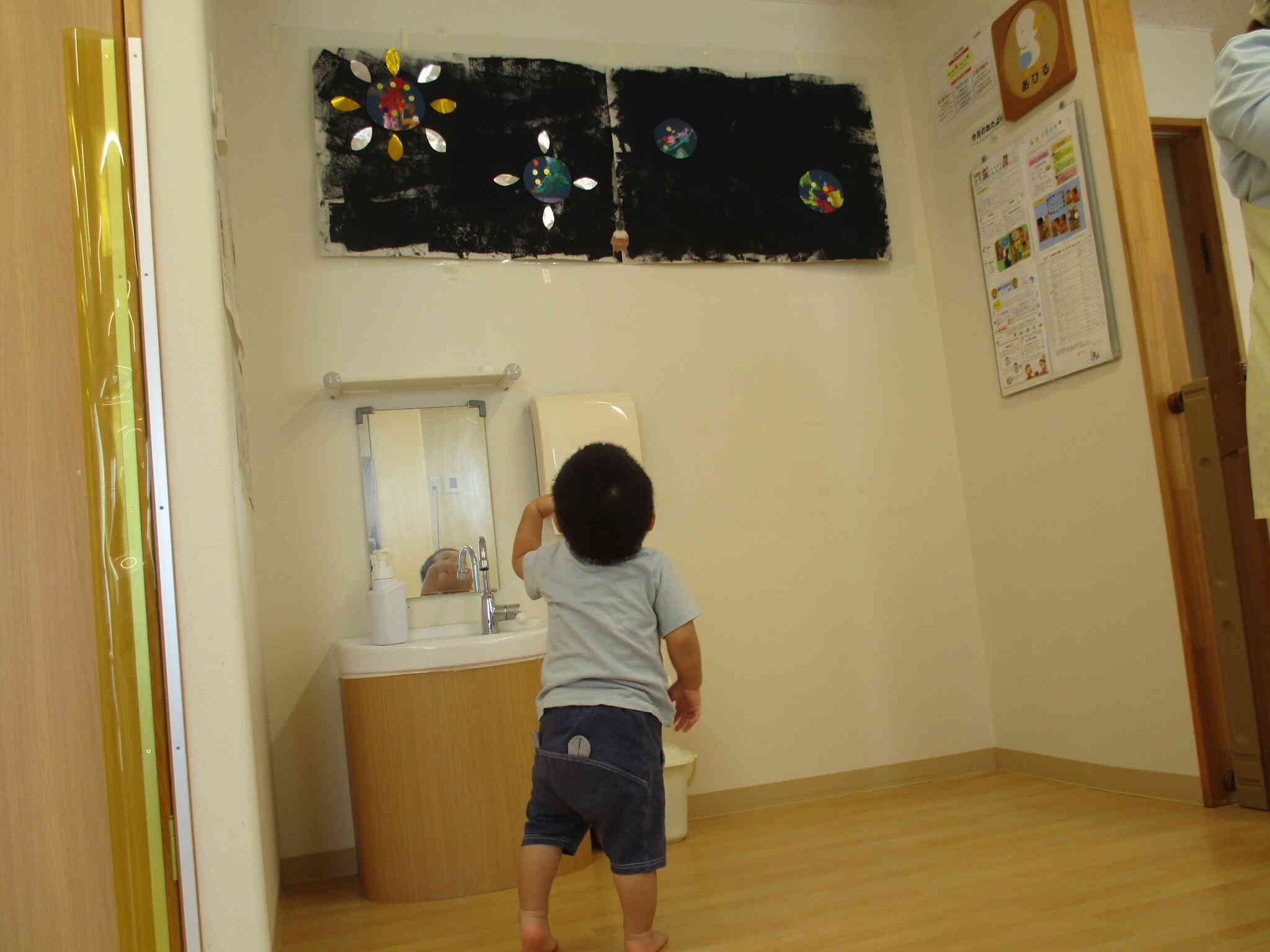 製作を貼っている最中、気になったようで見に来ていました！どんな感じになるのかワクワクした様子でした！