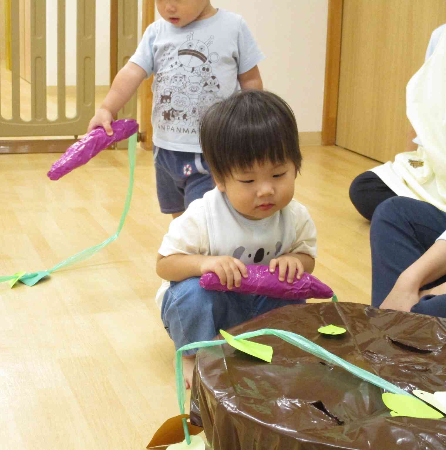 この土の中にまだおいもはあるかな～～