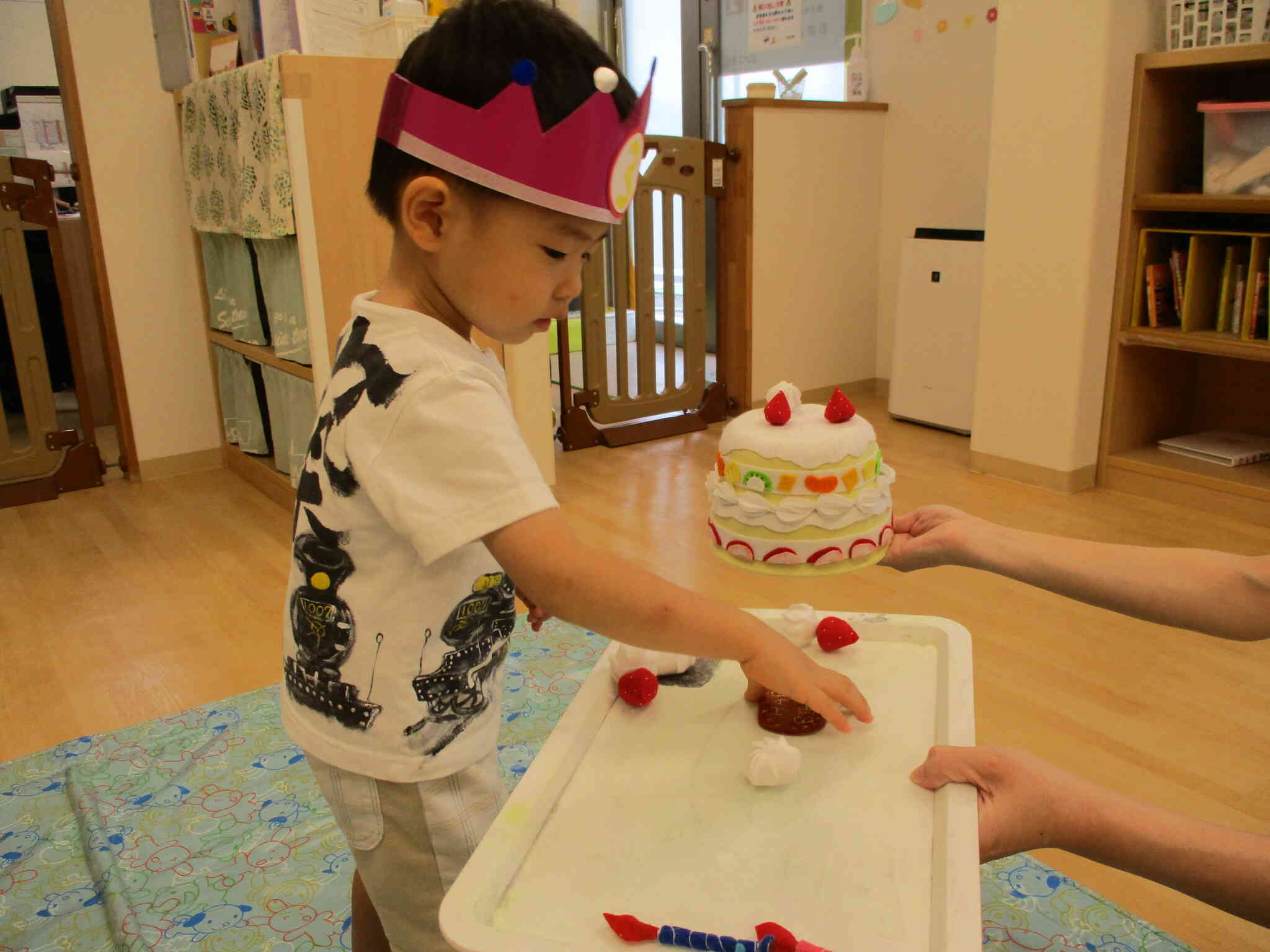 ケーキをイチゴや生クリームで飾りつけ！