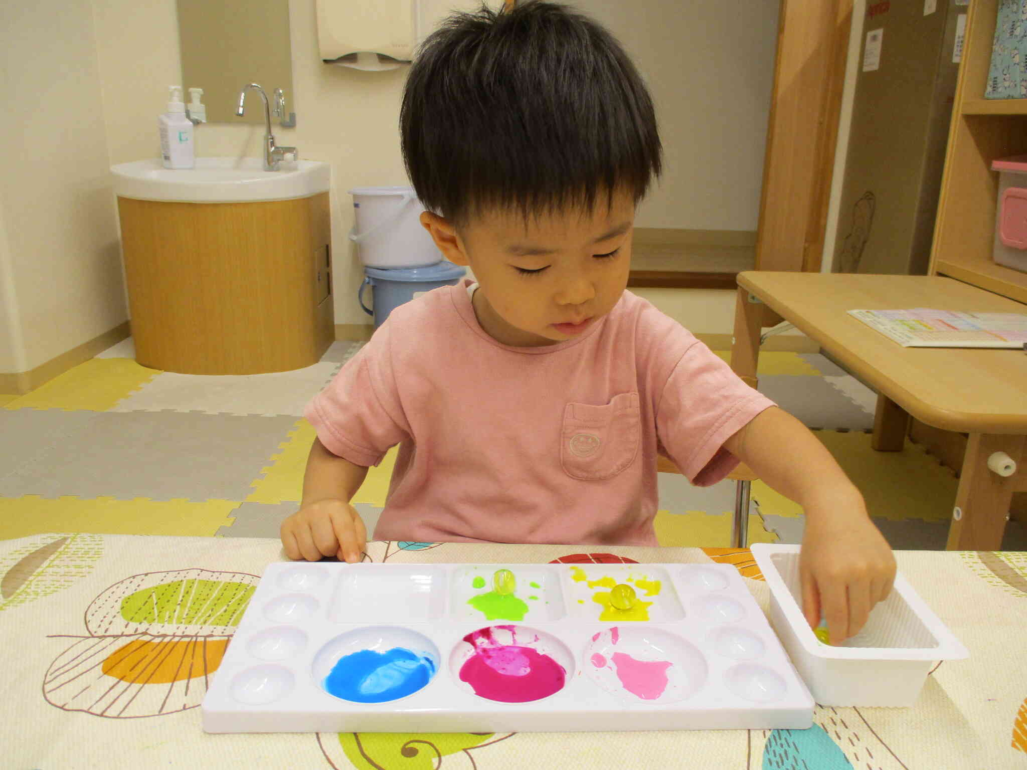 絵の具の中にビー玉をいれよう