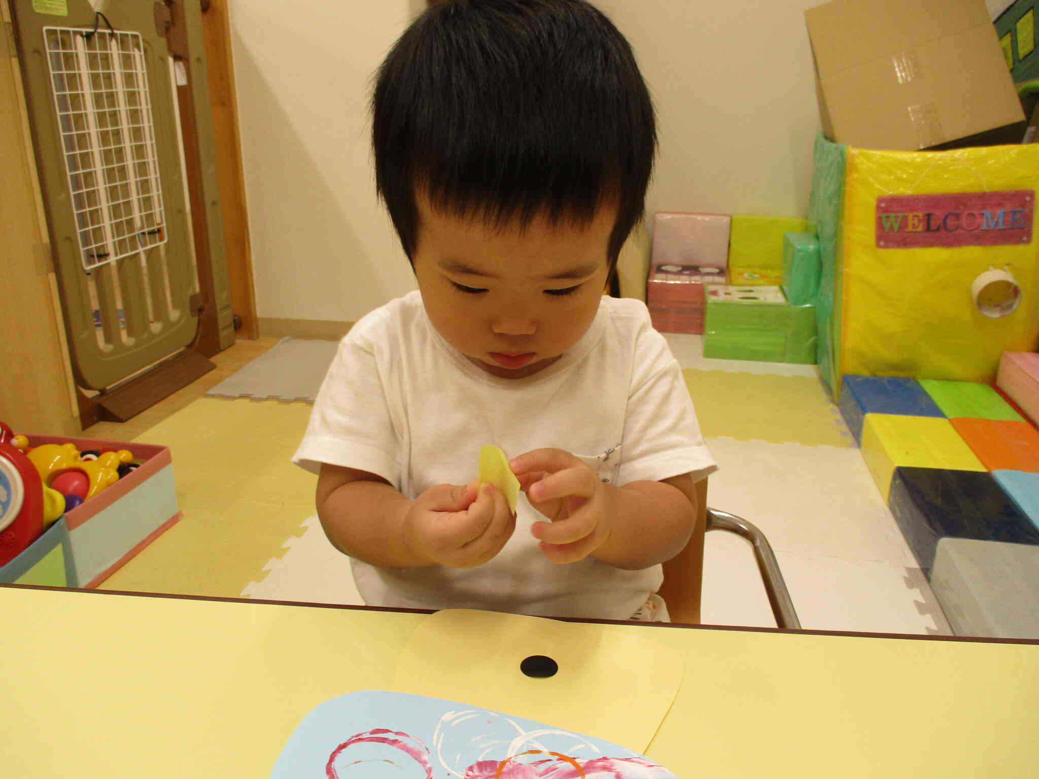 自分で台紙からシールをはがすことに挑戦中！少し苦戦していましたが、頑張りました( *´艸｀)