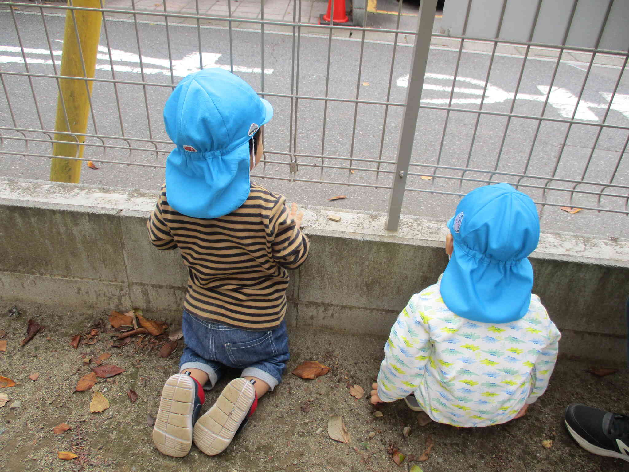 遊んでいる時に遠くの方から消防車のサイレンの音が！公園から見えるかな？