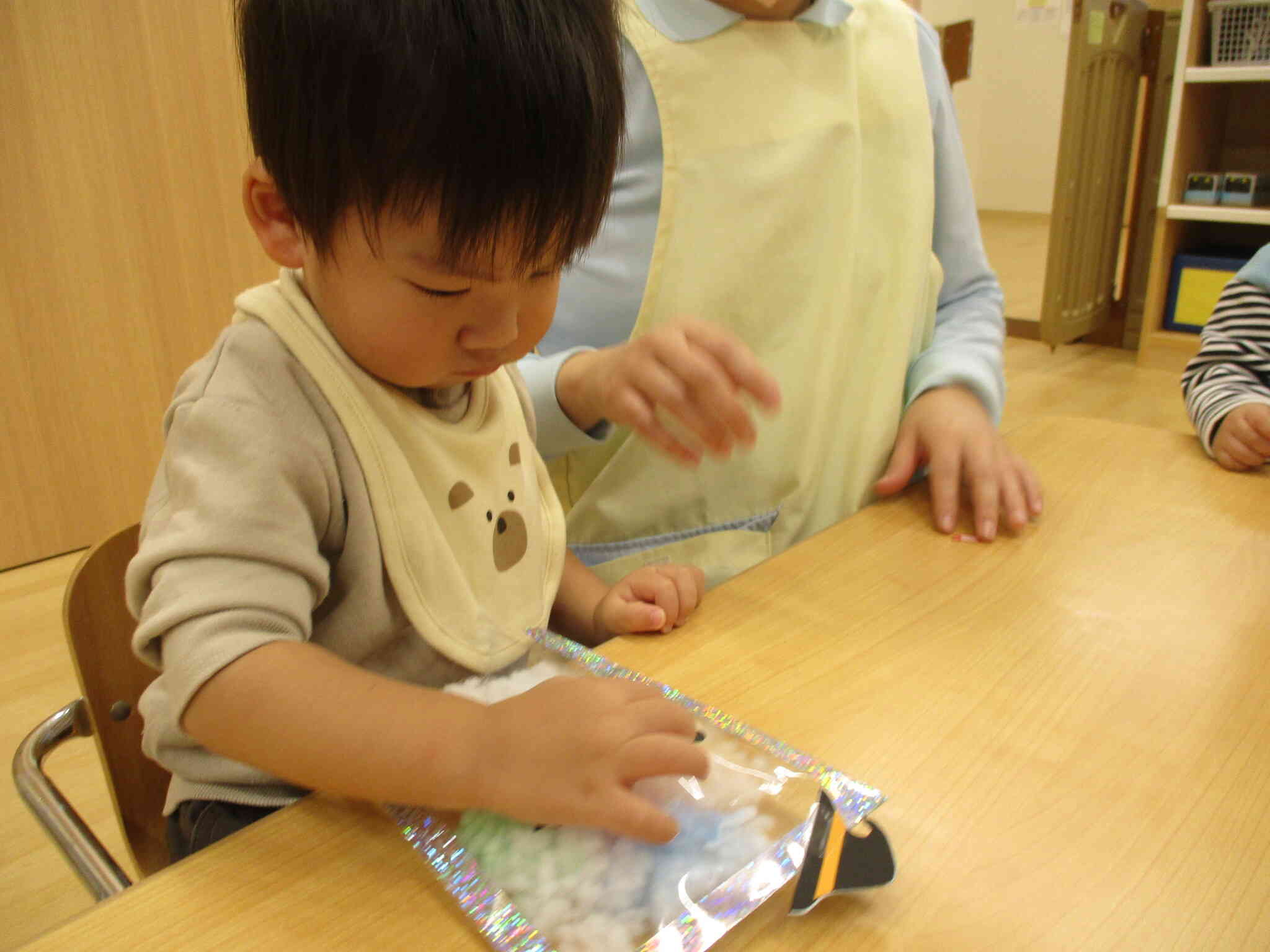 目と口をポチッと貼って