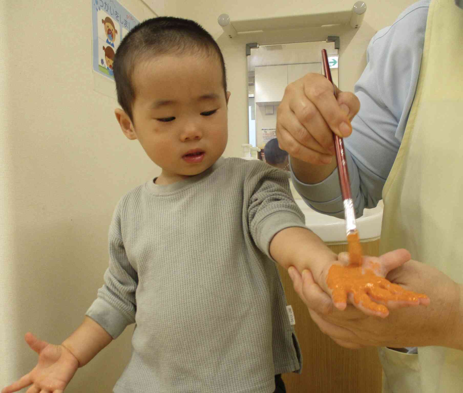 沢山手形を使う為何回も取ったのですが、最後まで絵の具の感触を楽しむ姿がありました♫