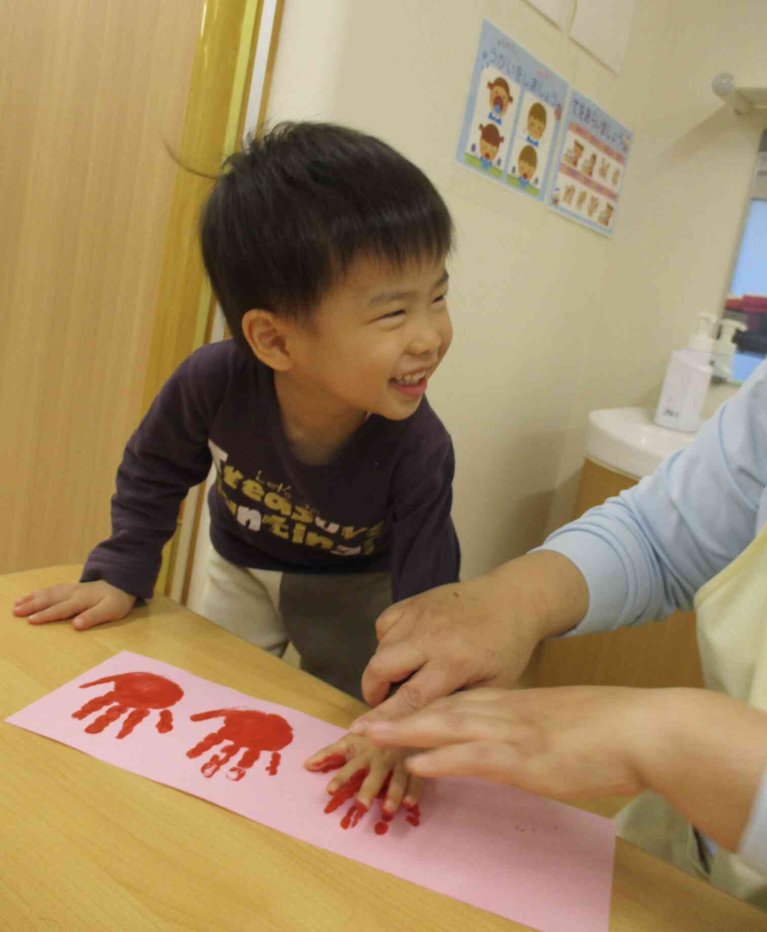 事前に手形を取りました。「何をするの？？」とワクワクした様子で取っていました。