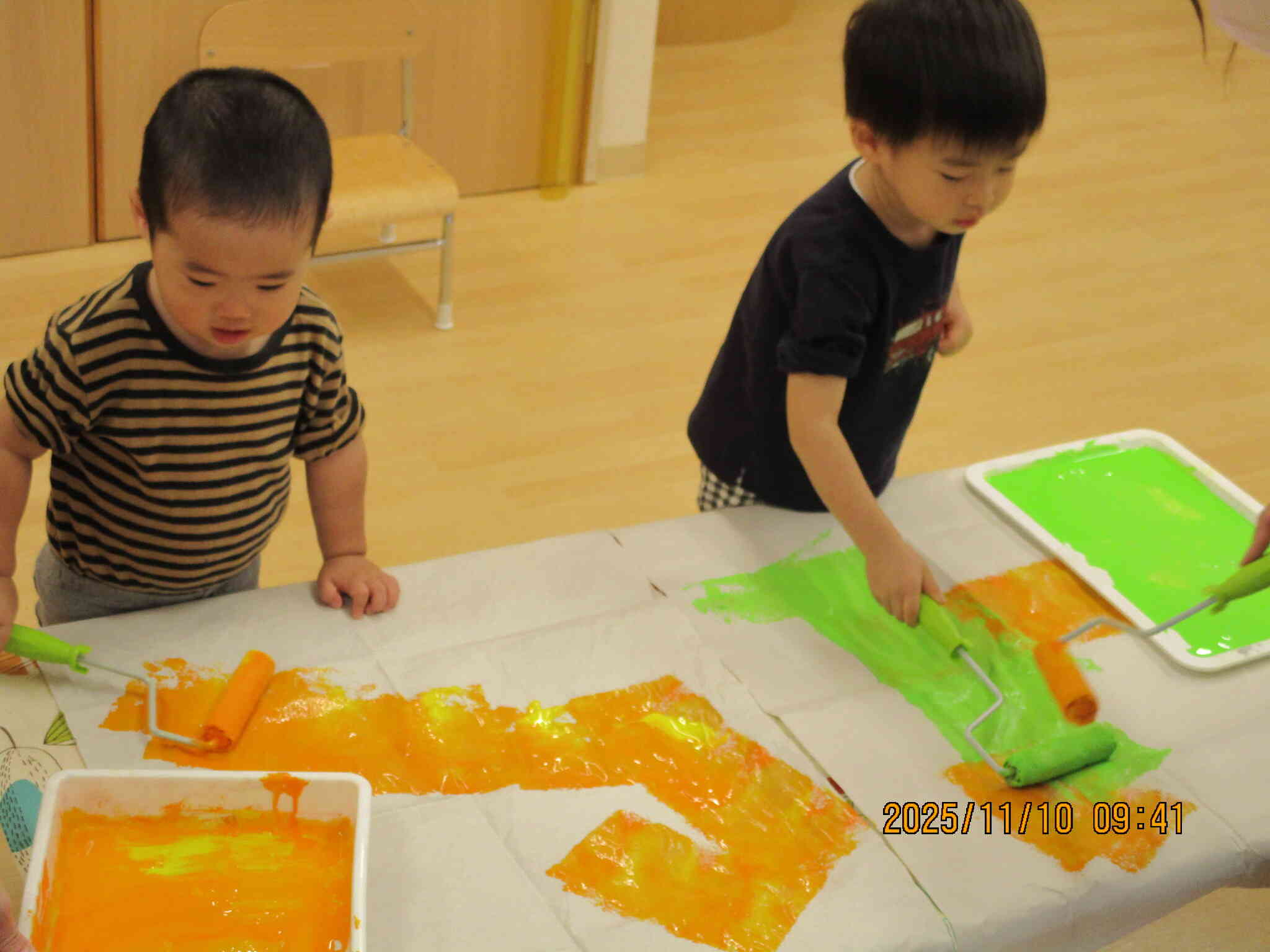 大きな木はうさぎ組のお友だちに協力してもらい、みんなで作りました！お手伝いありがとう♡