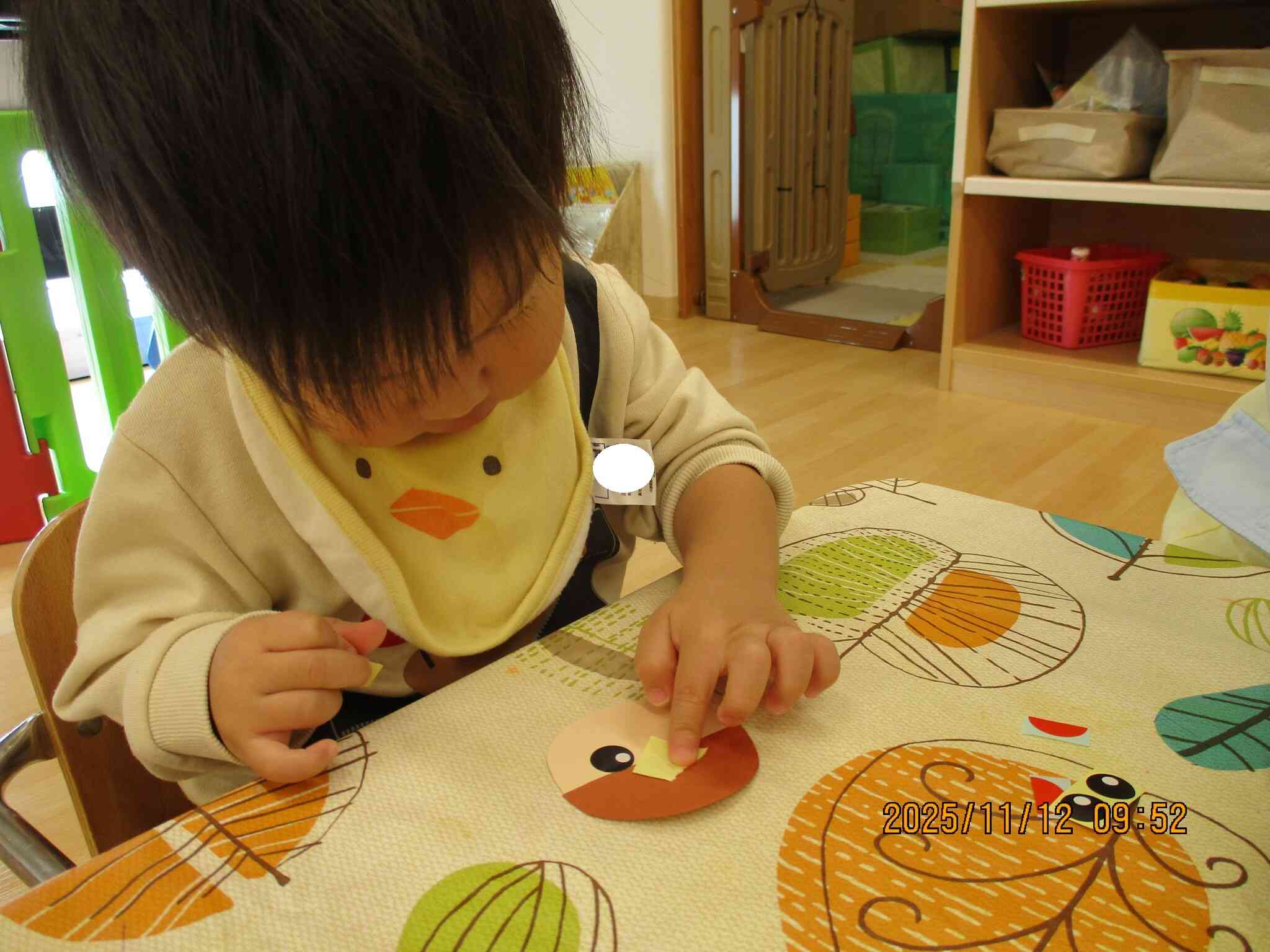 シール貼り、楽しんで取り組んでいたね！小さいシールだったけれど、頑張りました♬