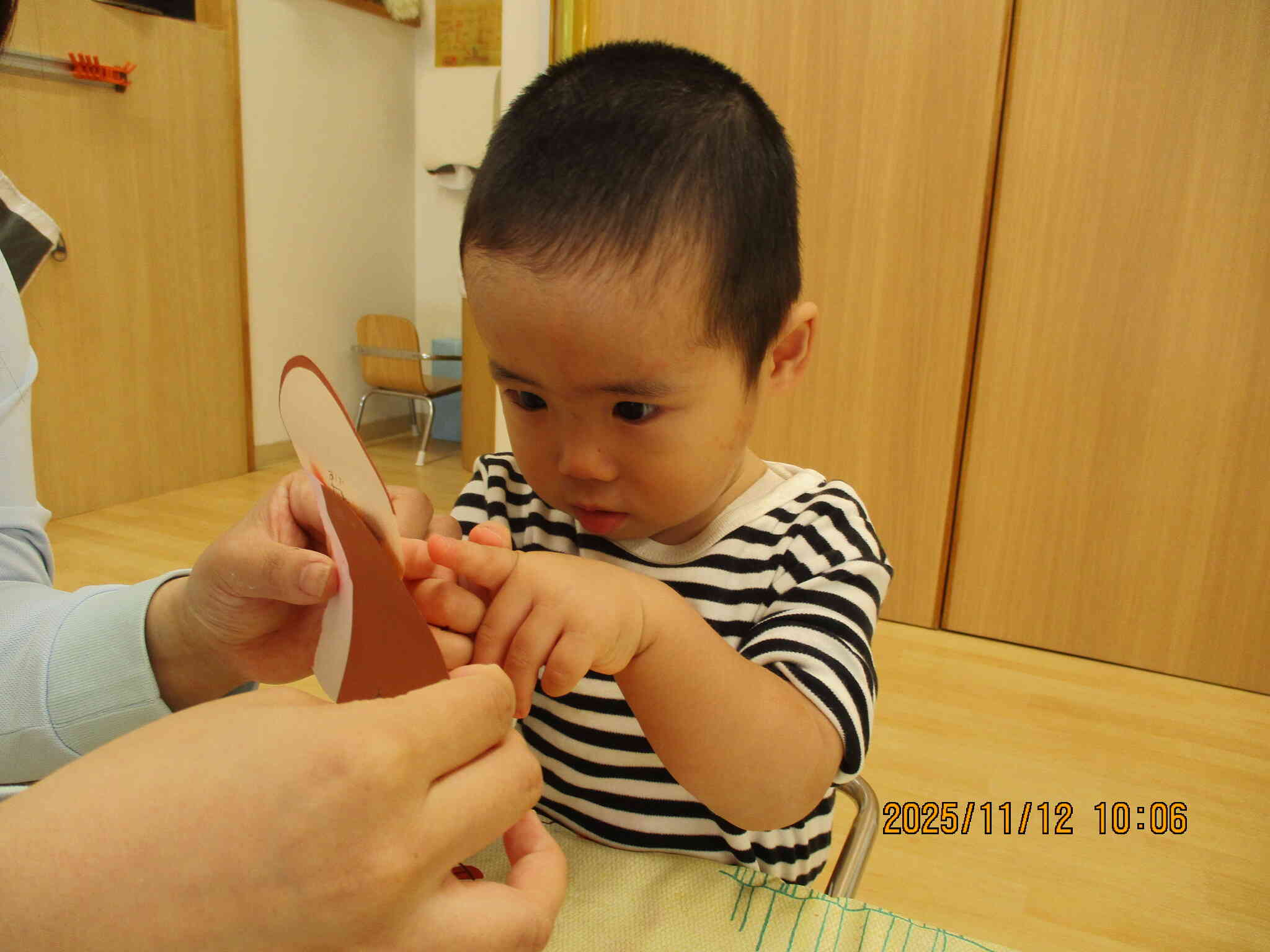 自分の作ったみのむしをじ～～っと観察…( *´艸｀)