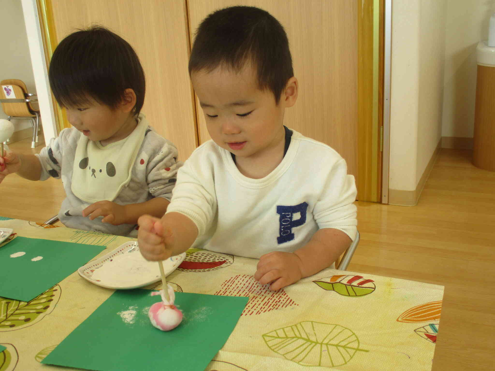 ペタペタ楽しいな〜♫