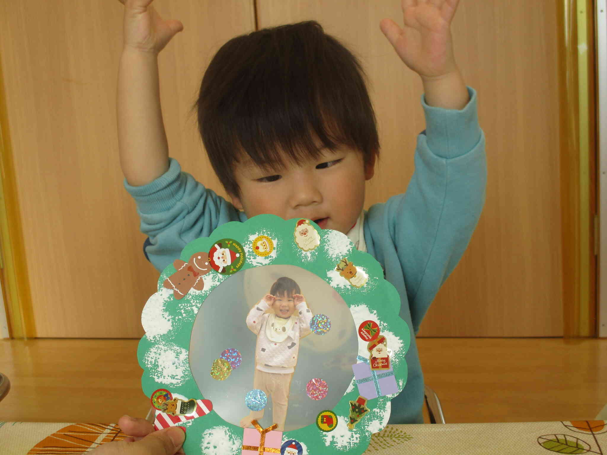 こちらのお友だちも自分の作品と一緒にパシャリ☆完成したよ、やった〜!