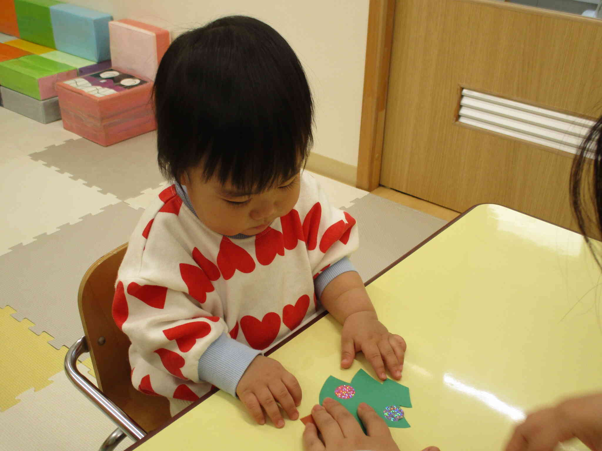 ひよこ組のお友だちは初めて製作でシール貼りに挑戦！！先生と一緒に頑張りました♡