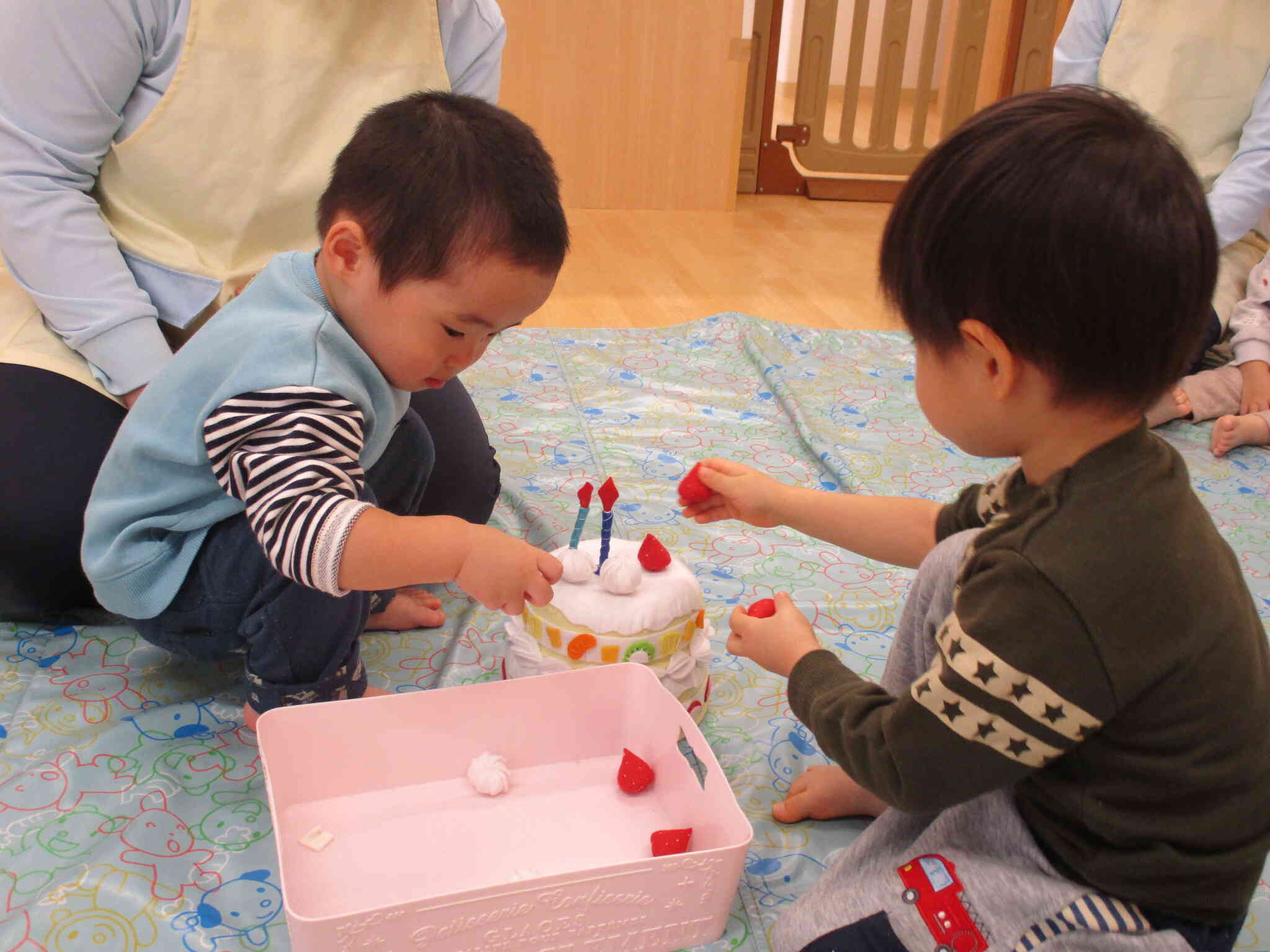 ケーキはみんなでデコレーションしました。いちごやクリームを自由に乗せました!