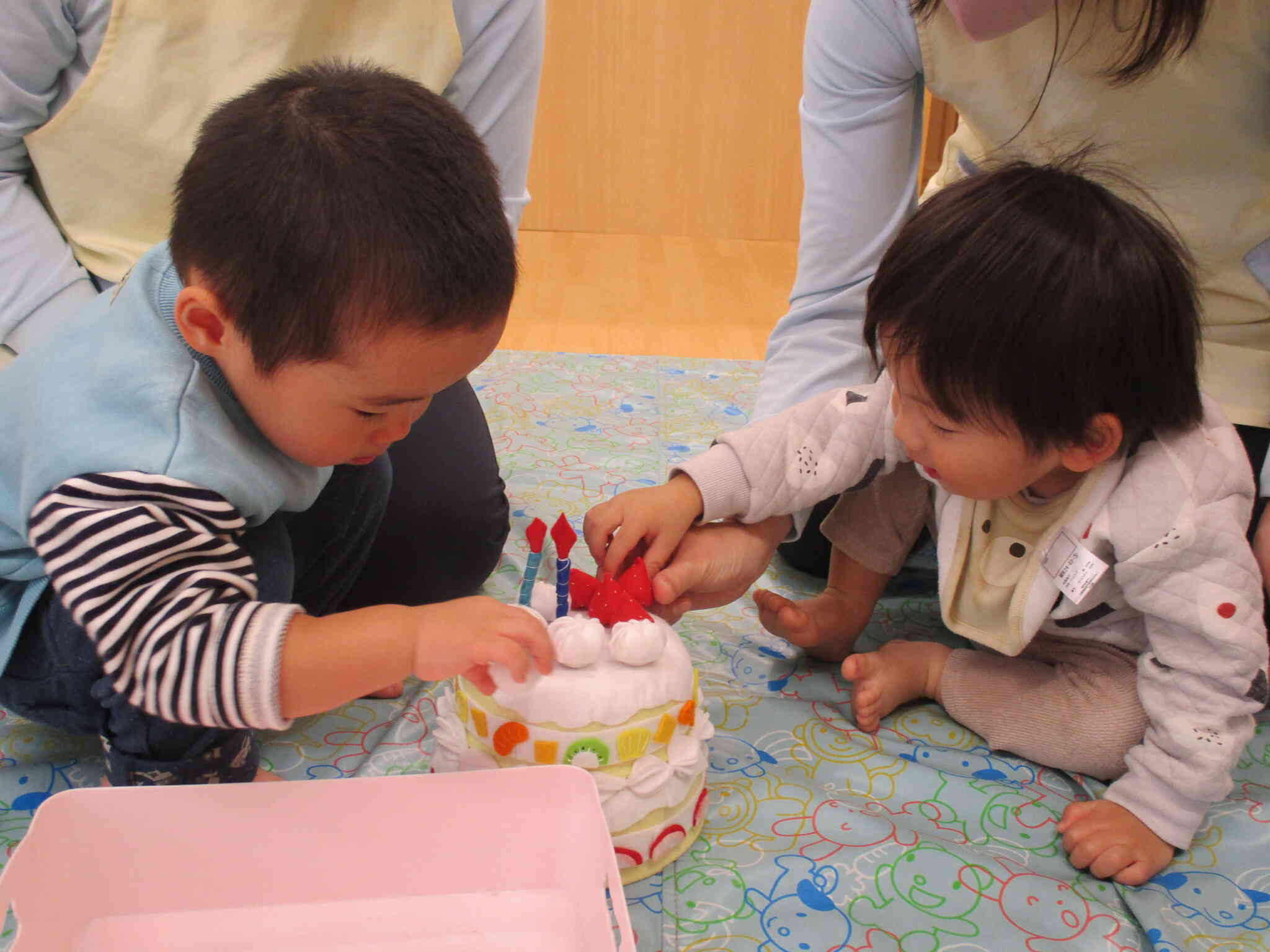 前回触れなかったお友だちも、今回は自分から手を伸ばしてデコレーションをしていました!楽しかったね♫