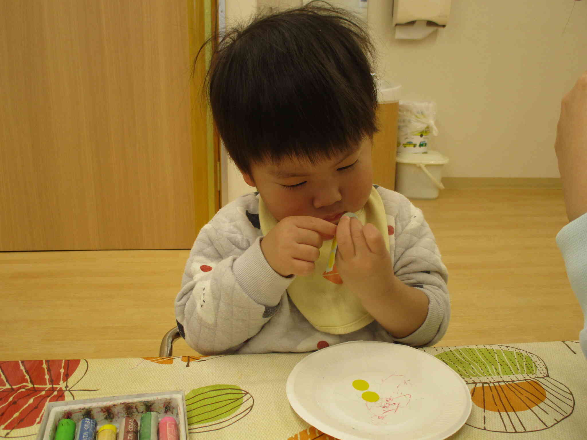 シールをペタペタ〜