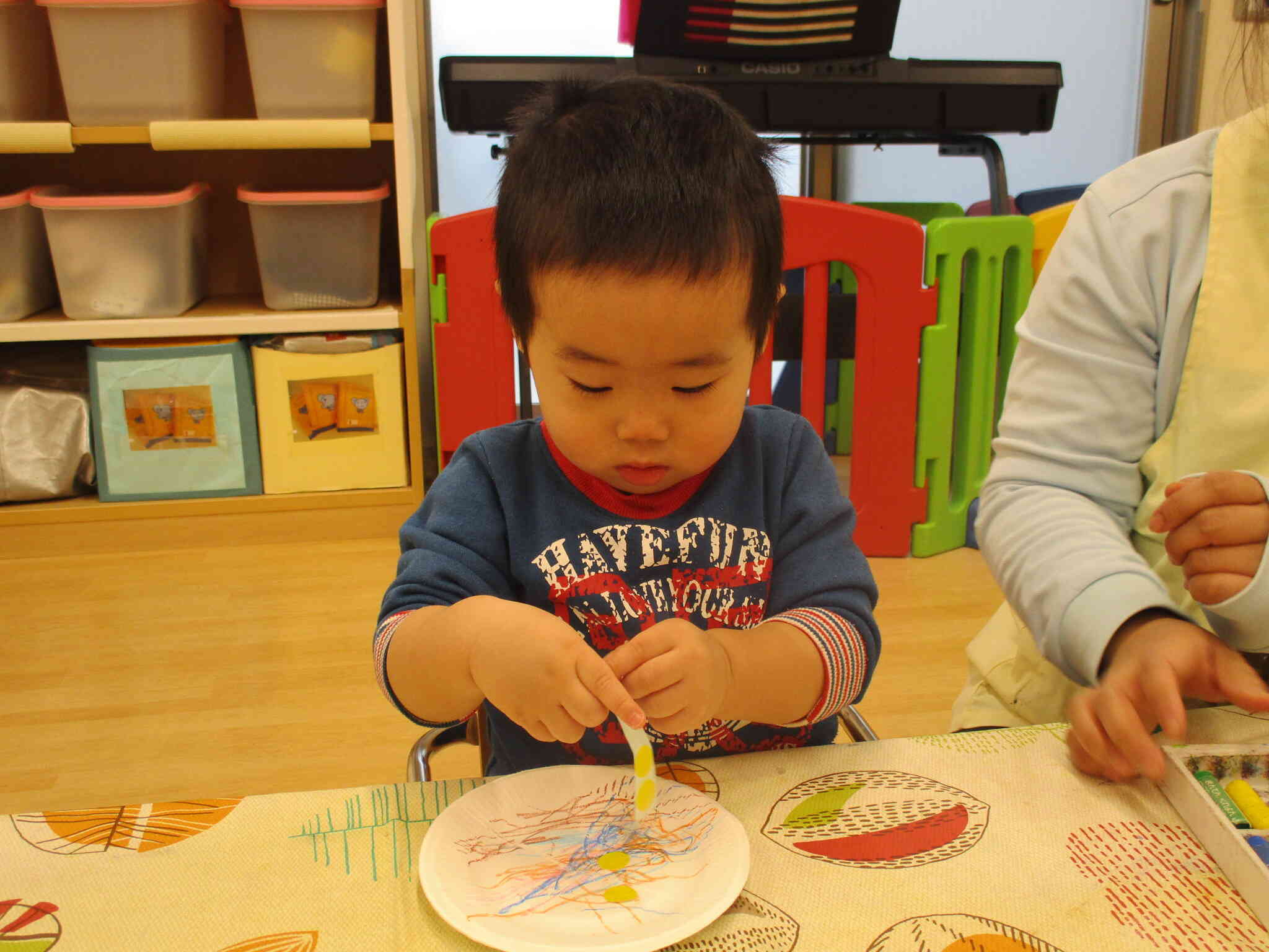 大好きなシール貼りに夢中！集中して取り組んでいました⭐︎