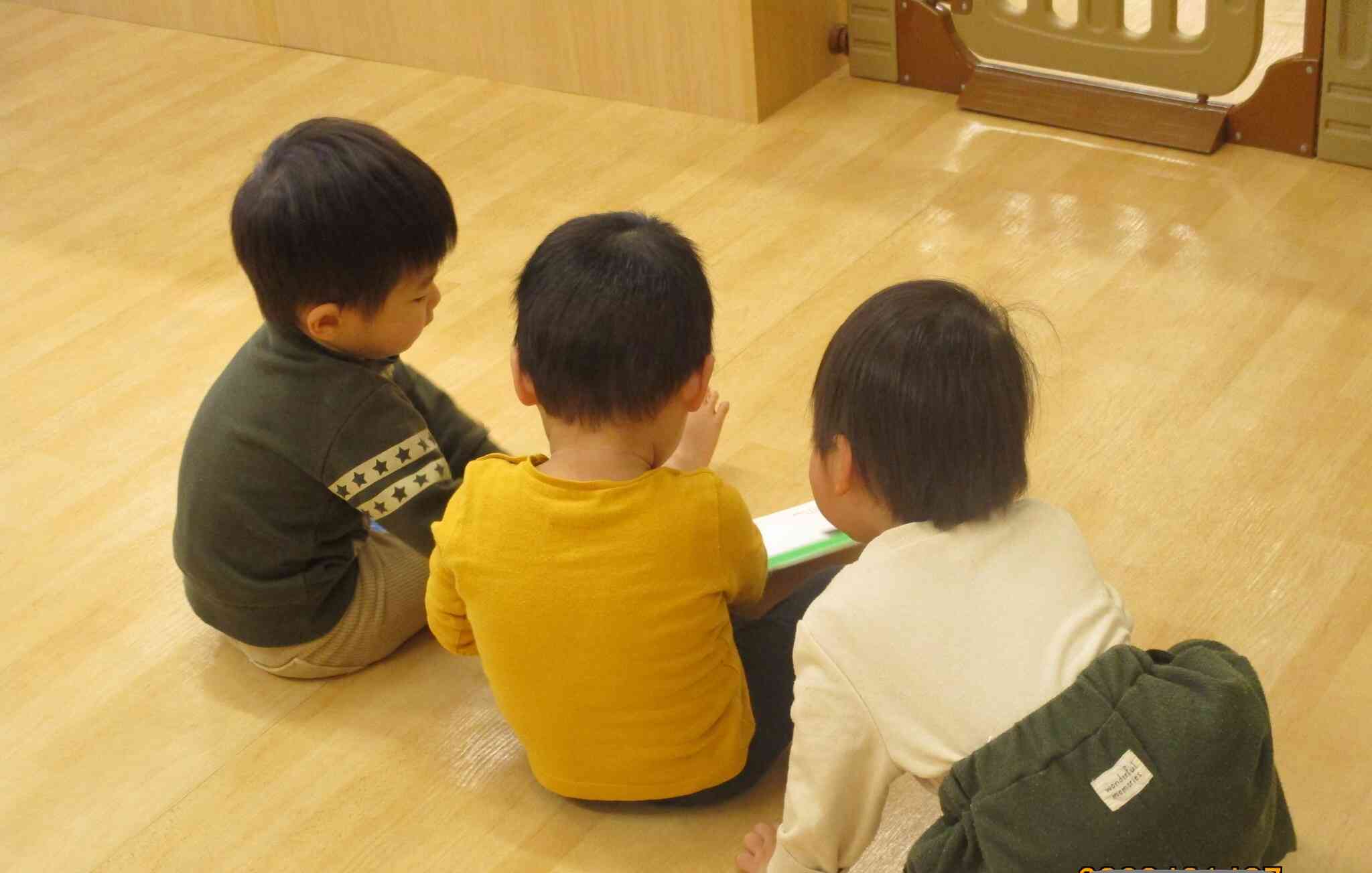 なかよく絵本をみてるね！