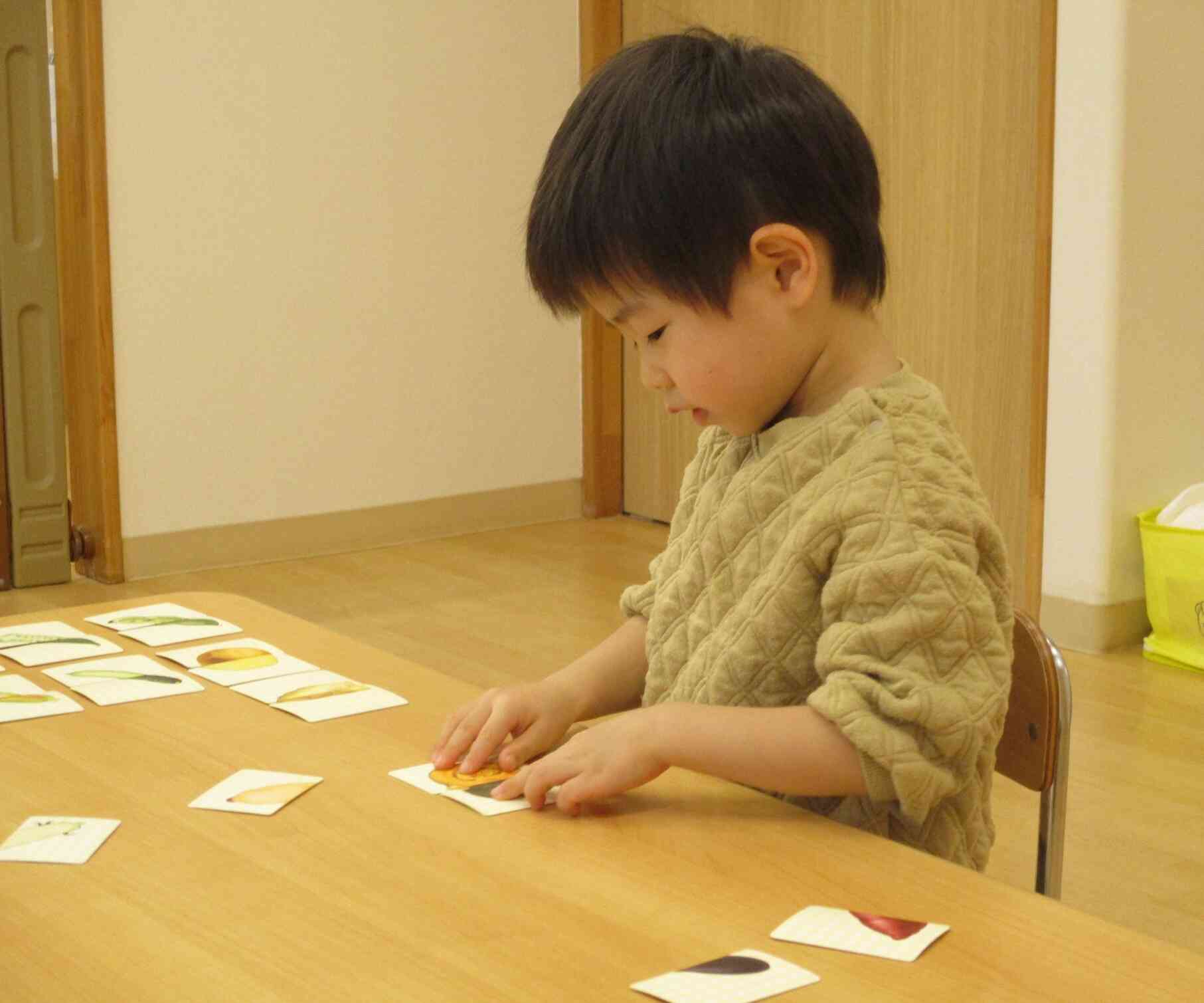 野菜カードで絵あわせ。これはかぼちゃだよ。